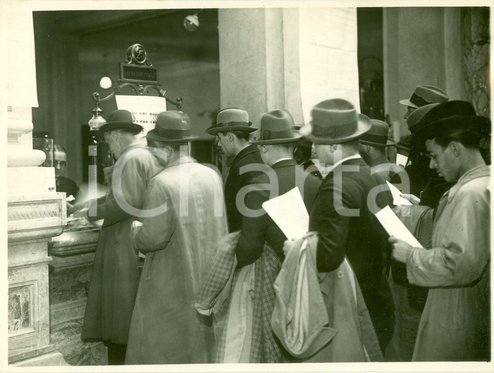 Fotografia d epoca originale 1932 MILANO Folla in coda in banca per nuovi BUONI DEL TESORO Fotografia 1