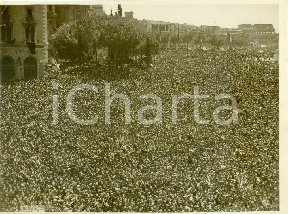 Fotografia d epoca originale 1936 ROMA Folla ex combattenti in PIAZZA VENEZIA per 24 Maggio FOTOGRAFIA 1