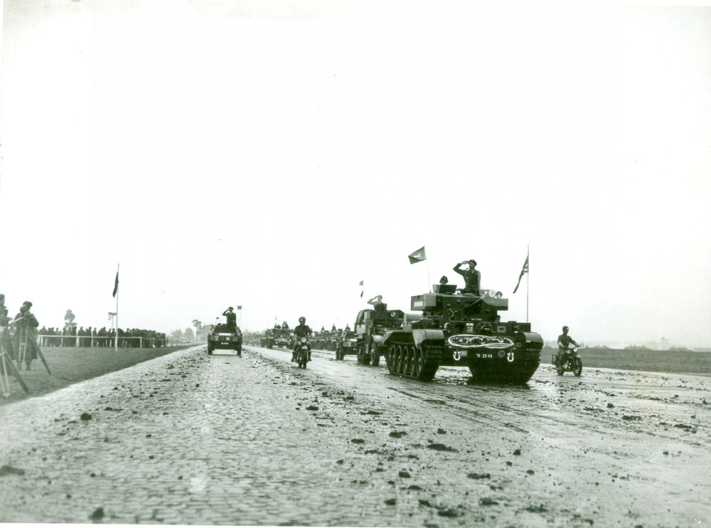 Fotografia d epoca originale 1956 BERLIN ? Parata militare dei carri armati RIARMO Fotografia 1