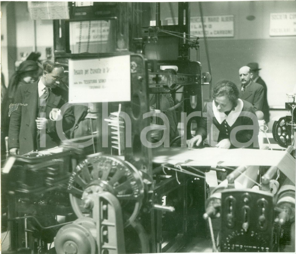 Fotografia d epoca originale 1935 MILANO Tessitura delle cravatte alla FIERA CAMPIONARIA Fotografia 1