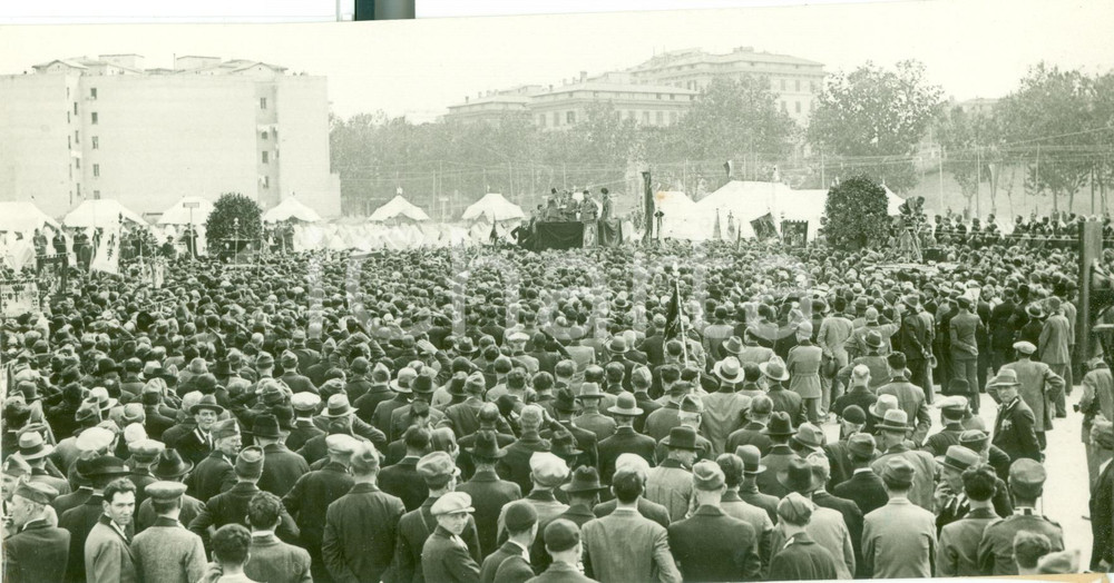 Fotografia d epoca originale 1932 ROMA Benito MUSSOLINI parla al raduno Granatieri di SARDEGNA Fotografia 1
