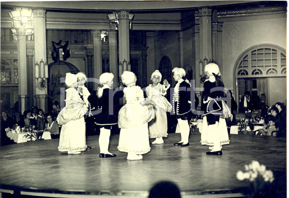 Fotografia d epoca originale 1932 MILANO Teatro ODEON Festa ONMI Ballo dei bambini in costume tradizionale 1