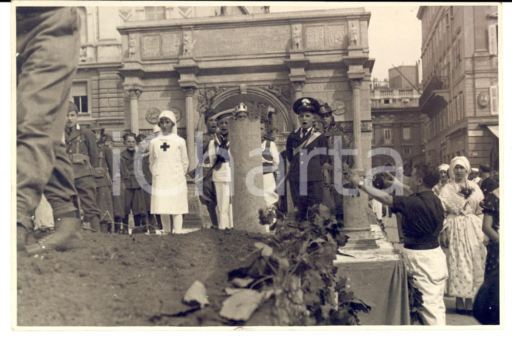 Fotografia d epoca originale 1936 TRIESTE Festa dell uva con bambini in divisa carabiniere e crocerossina 1