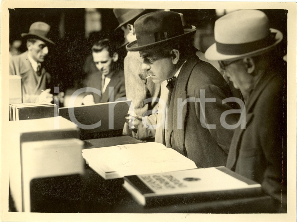 Fotografia d epoca originale 1930 ca MILANO Fiera del Libro  Clienti tra libri di arte e scienza Fotografia 1