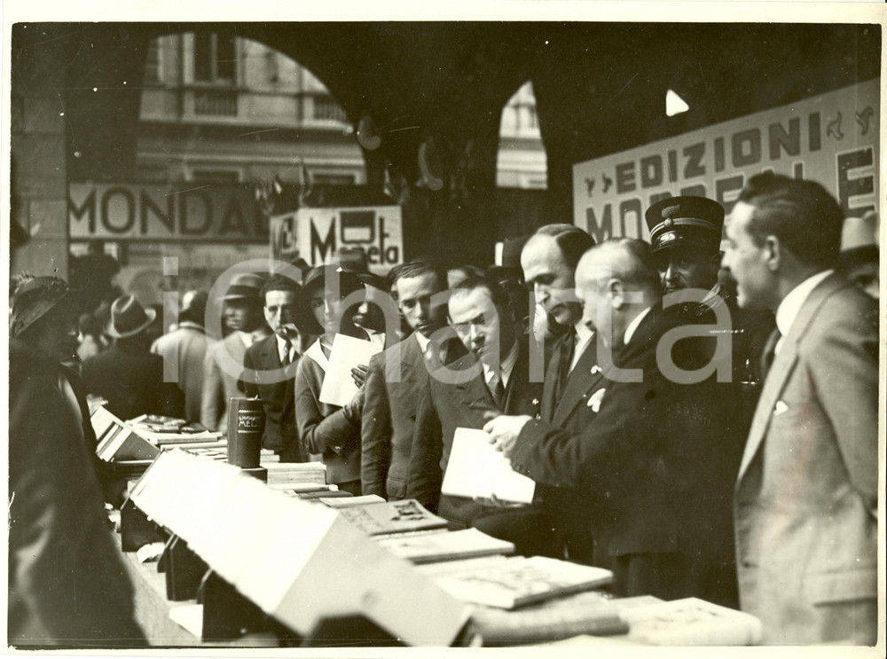 Fotografia d epoca originale 1932 MILANO Fiera del Libro  Dino ALFIERI ad un banco di vendita Fotografia 1