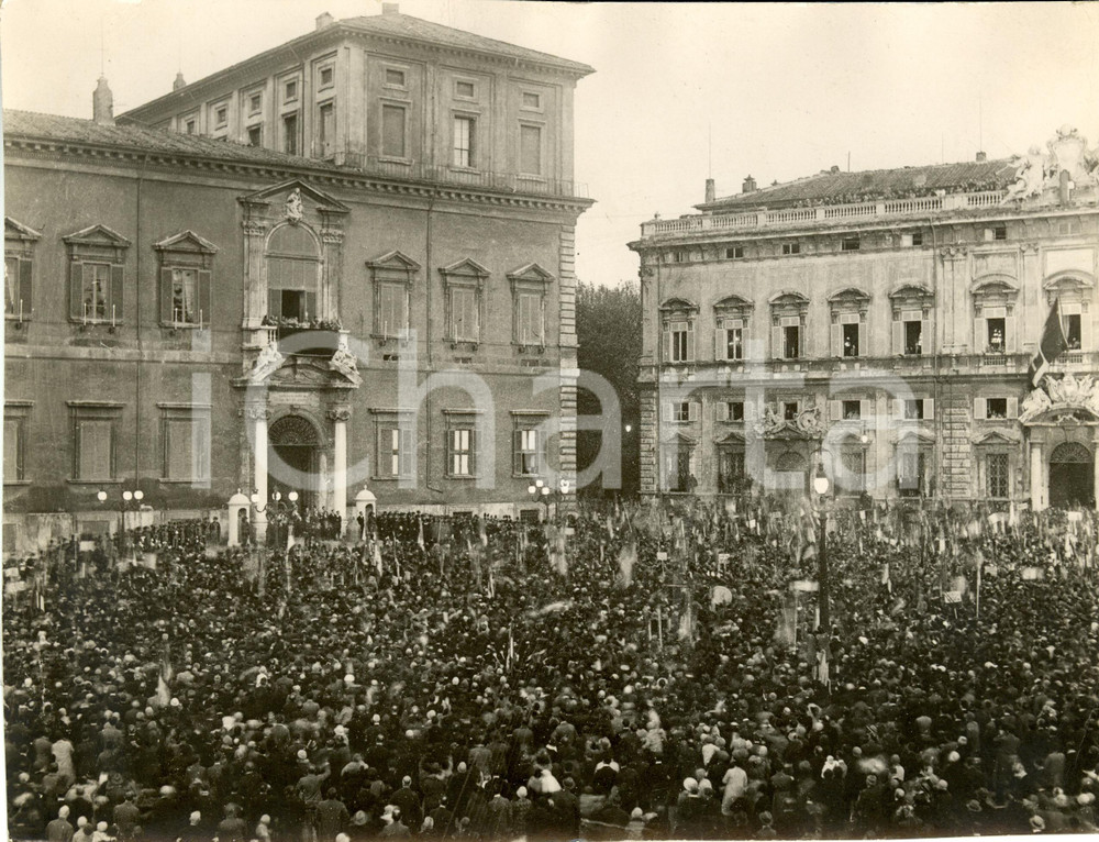 Fotografia d epoca originale 1928 ROMA Palazzo del QUIRINALE Popolo e combattenti omaggiano re Fotografia 1