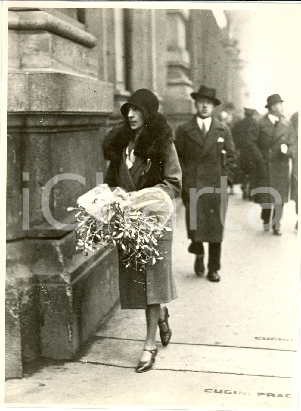 Fotografia d epoca originale 1930 MILANO Riti del NATALE Signora si appresta verso casa con vischio Foto 1
