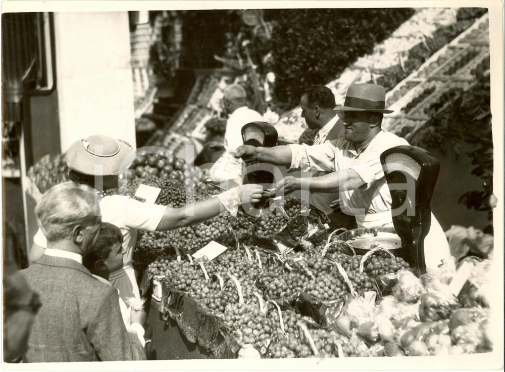 Fotografia d epoca originale 1934 MILANO Festa della Frutta  Clienti in coda per l acquisto Fotografia 1