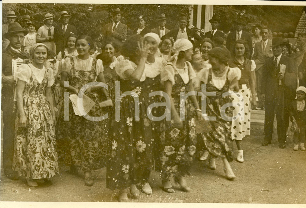 Fotografia d epoca originale 1934 MILANO Palazzo dell Arte Festa della Frutta Donne costume tradizionale Foto 1