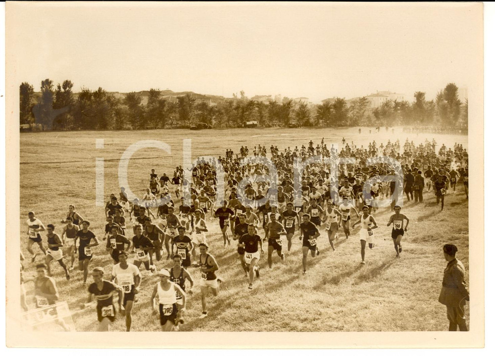 Fotografia d epoca originale 1937 ROMA IX CAMPO DUX  Avanguardisti durante una gara di corsa Fotografia 1