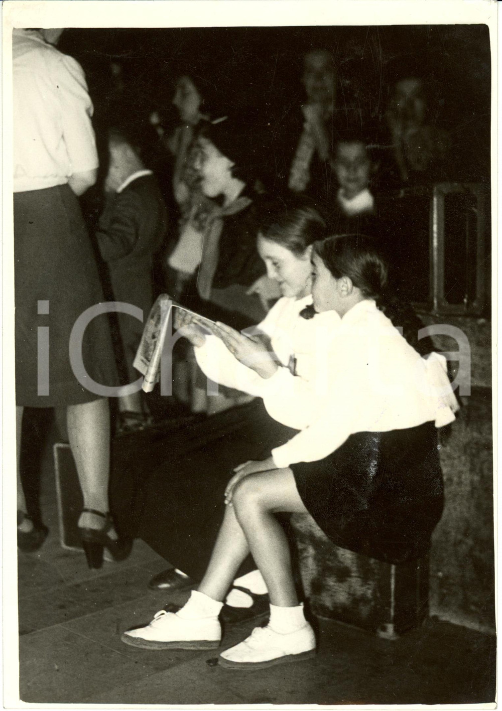 Fotografia d epoca originale 1935 ca MILANO Figli dipendenti ISOTTA FRASCHINI attendono partenza colonie Foto 1