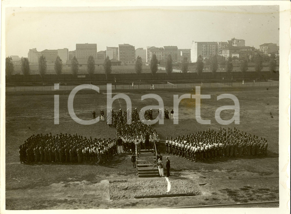 Fotografia d epoca originale 1936 MILANO Avanguardisti riuniti allo stadio prima di partire Campo DUX Foto 1