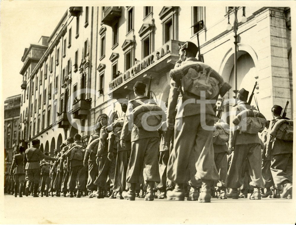 Fotografia d epoca originale 1936 MILANO Avanguardisti in partenza per Campo DUX verso stazione Fotografia 1