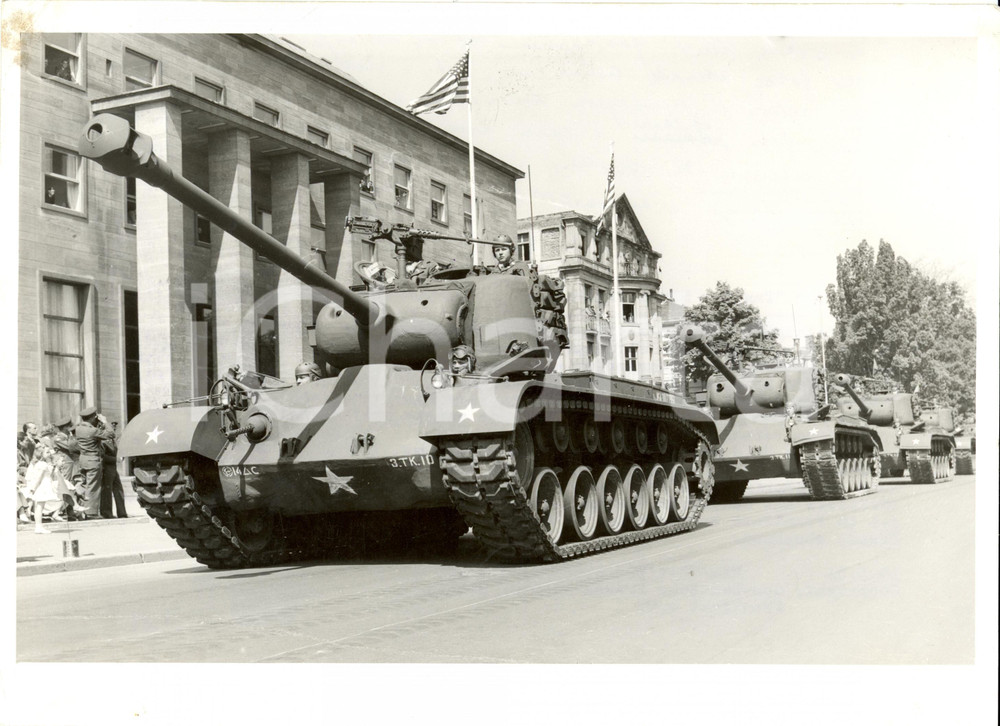 Fotografia d epoca originale 1951 FRANCOFORTE D Carri armati STATUNITENSI sfilano Cooperazione GERMANIAUSA 1