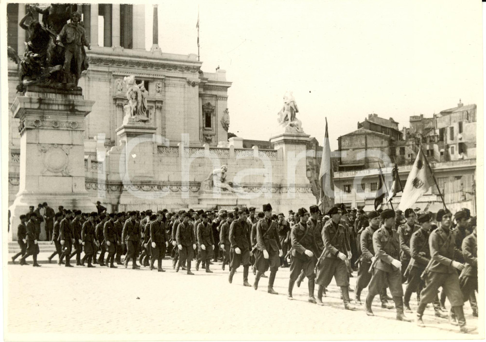 Fotografia d epoca originale 1930 ca ROMA Milizia Universitaria sfila innanzi all Altare della Patria Foto 1