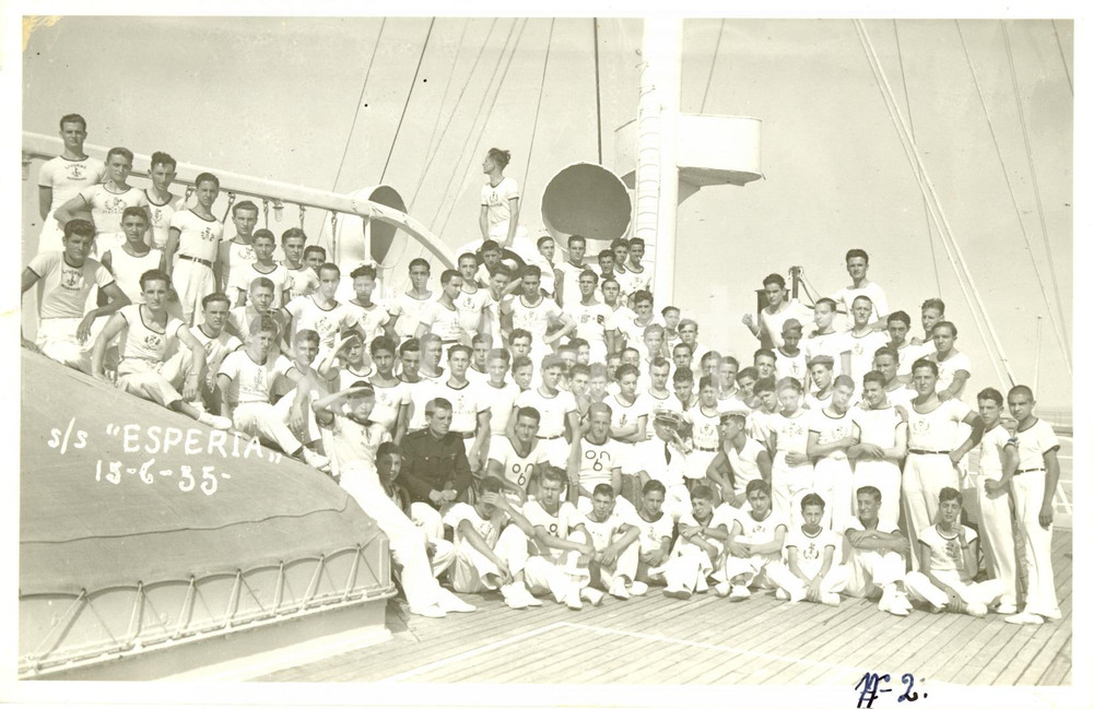 Fotografia d epoca originale 1935 GENOVA? Crociere Avanguardisti posano con comandante ESPERIA Fotografia 1