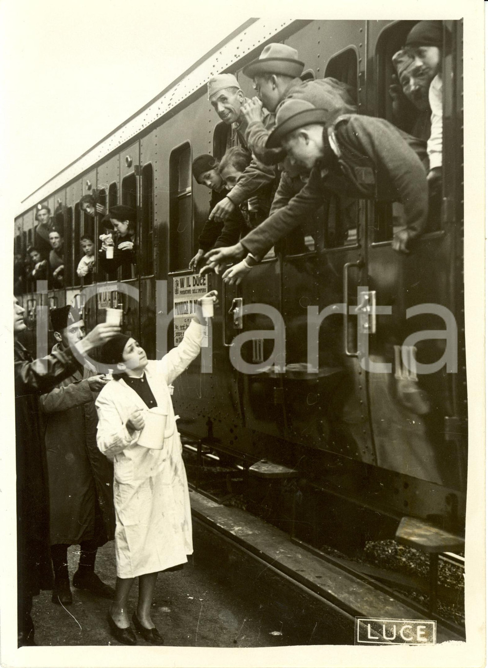 Fotografia d epoca originale 1938 GENOVA Coloni su treno per LIBIA ricevono bevande calde Fotografia 1