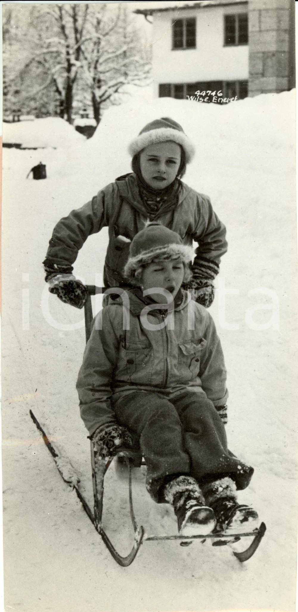 Fotografia d epoca originale 1937 OSLO SKAUGUM Astrid e Ragnhild Principesse NORVEGIA con slittino sulla neve 1