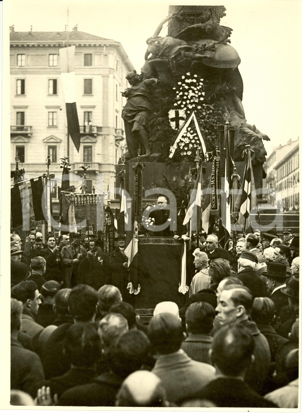 Fotografia d epoca originale 1932 MILANO Gino GOBBI Discorso Monumento CINQUE GIORNATE Porta VITTORIA Foto 1