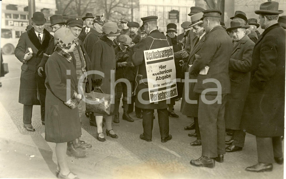 Fotografia d epoca originale 1930 ca BERLINO D Lezioni Educazione del pedone nella piazza della cittÃ  Foto 1