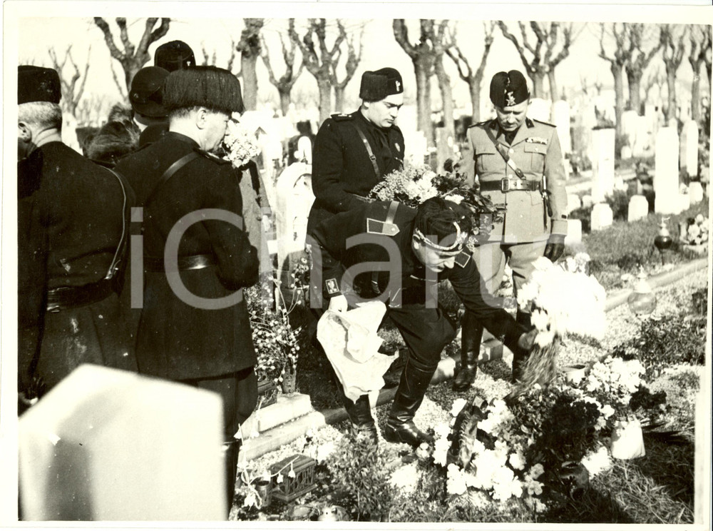 Fotografia d epoca originale 1935 ca MILANO Rino PARENTI depone fiori a Caduti guerra Cimitero MUSOCCO Foto 1