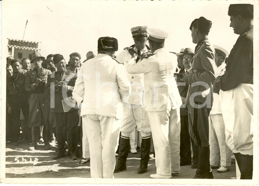 Fotografia d epoca originale 1932 BENGASI Libia Rodolfo GRAZIANI riceve fazzoletto cremisi e medaglia Foto 1