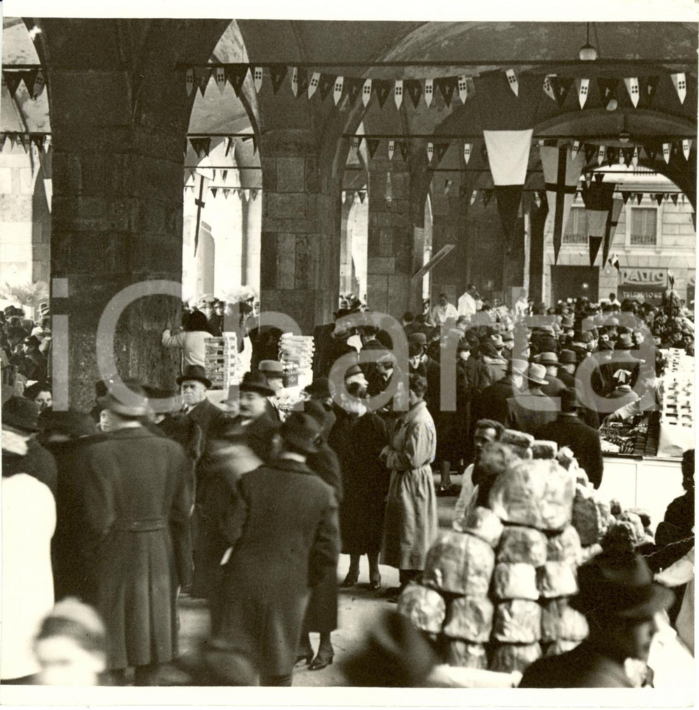 Fotografia d epoca originale 1939 MILANO Loggia dei Mercanti  Mercato venditori ambulanti Fotografia 1