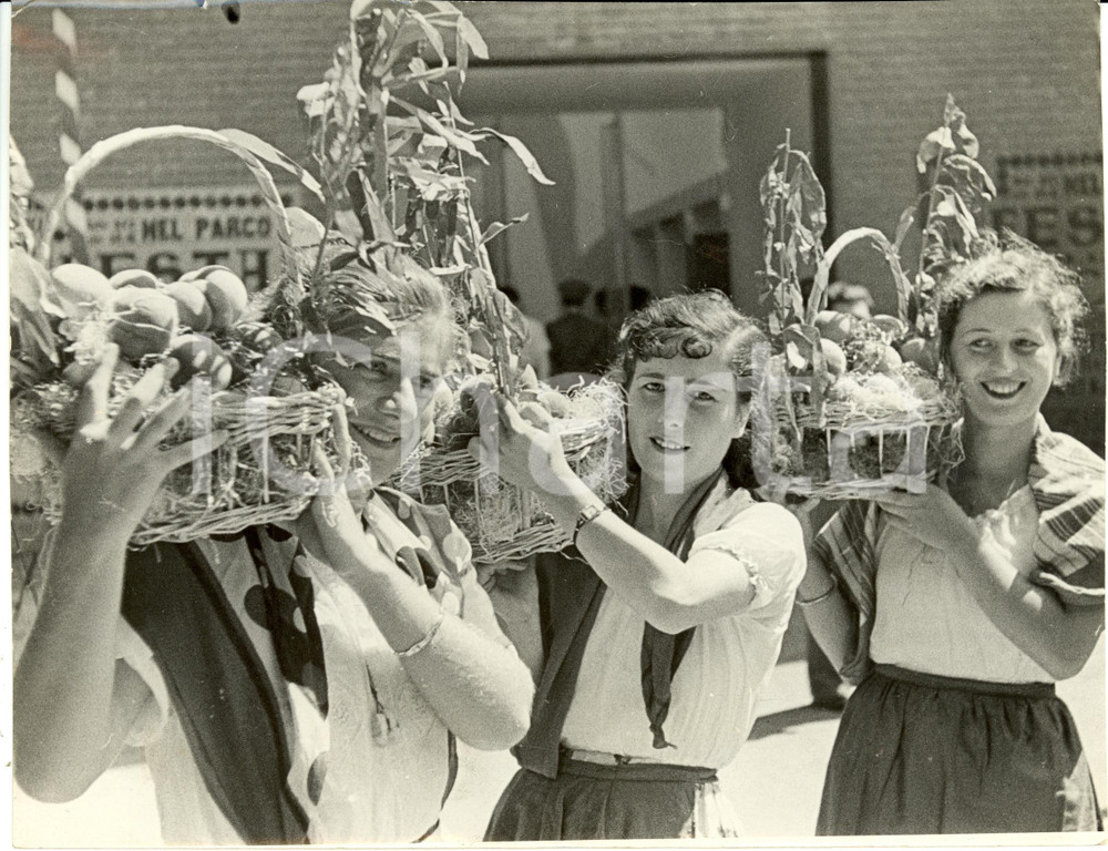 Fotografia d epoca originale 1935 MILANO Festa delle Pesche  Donne Dopolavoro LUGO in costume tradizionale 1