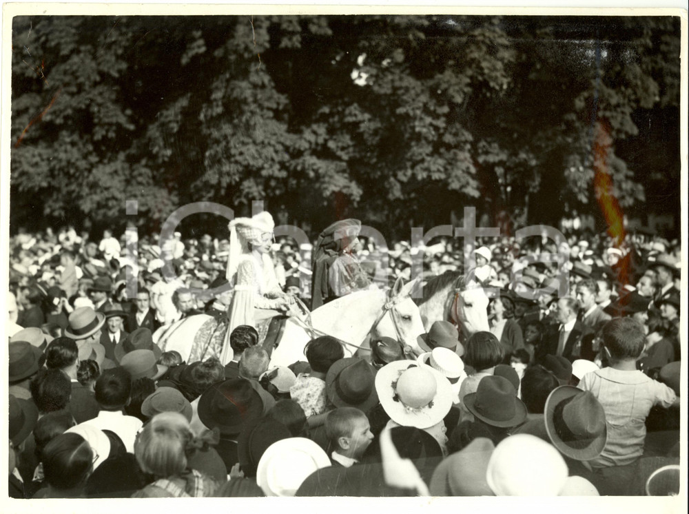 Fotografia d epoca originale 1934 MILANO Festa dell UVA Corteo MEDIEVALE con cavalli sfila tra pubblico Foto 1