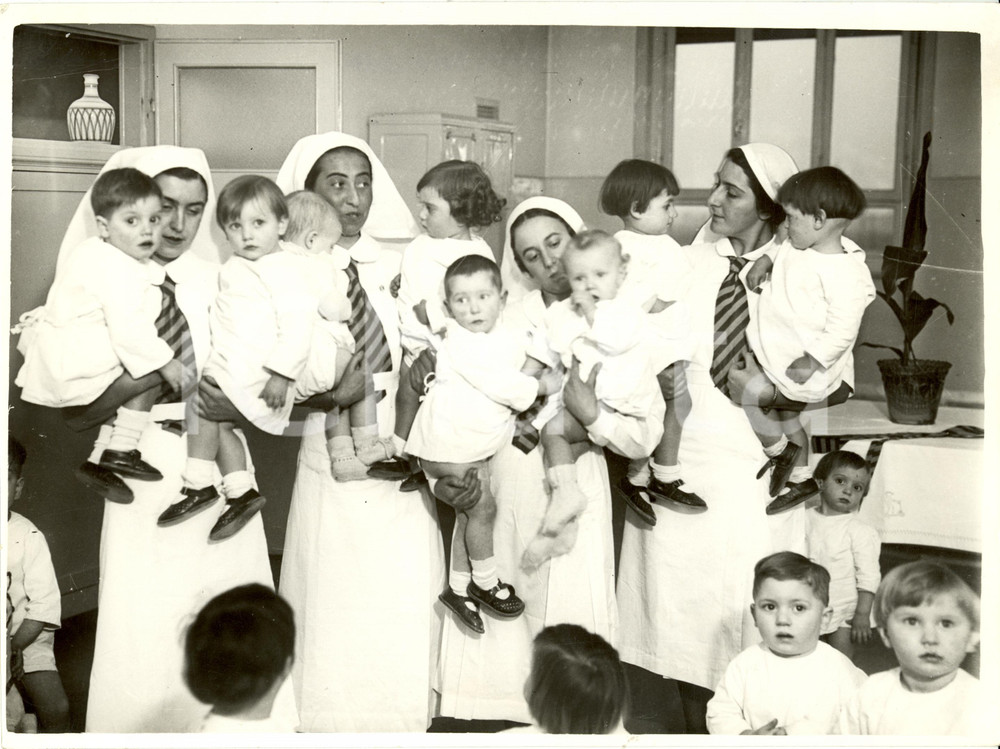 Fotografia d epoca originale 1937 MILANO CROCEROSSINE con bambini degli operai Case Minime Fotografia 1