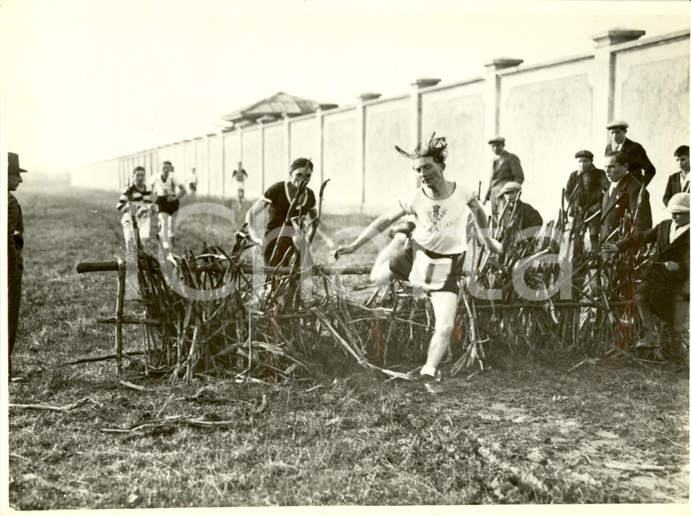Fotografia d epoca originale 1932 RHO MI Cross dei Fasci Giovanili  Concorrenti ad un ostacolo Fotografia 1