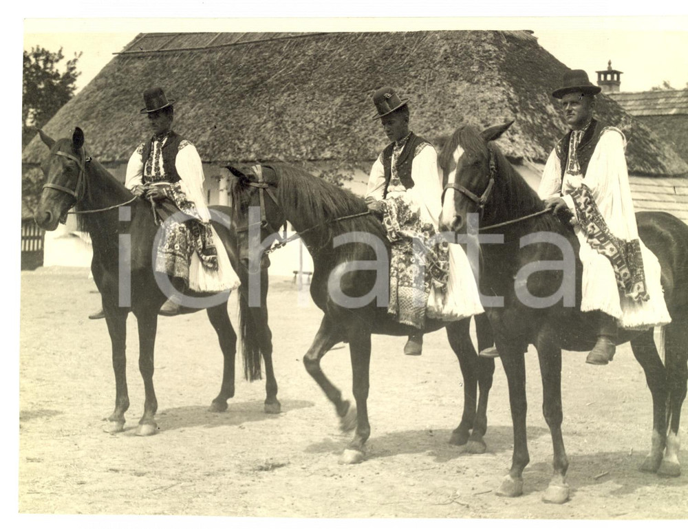 Fotografia d epoca originale 1937 MEZOKOVESD Hungary Uomini a cavallo in costume tradizionale Fotografia 1