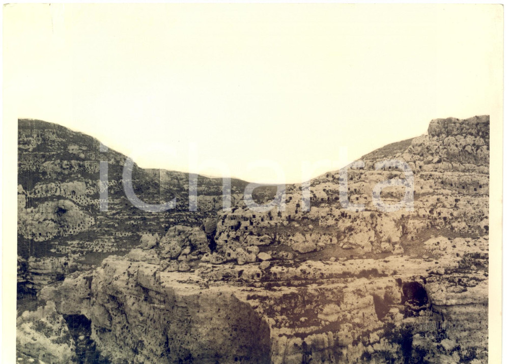 Fotografia d epoca originale 1930 ca PANTALICA SR Veduta della grande necropoli Foto A. MALTESE 1