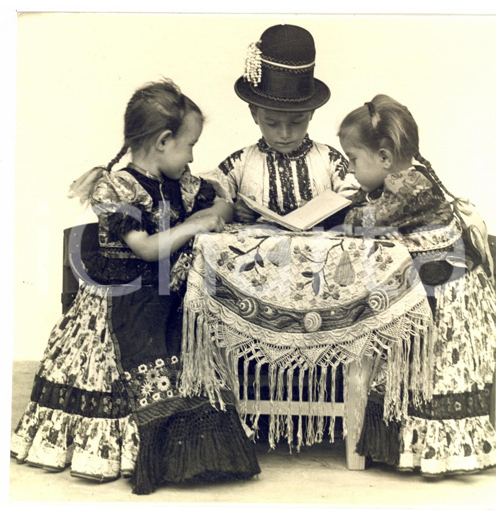 Fotografia d epoca originale 1937 MEZOKOVESD Hungary Bambini leggono in costume tradizionale Foto 1