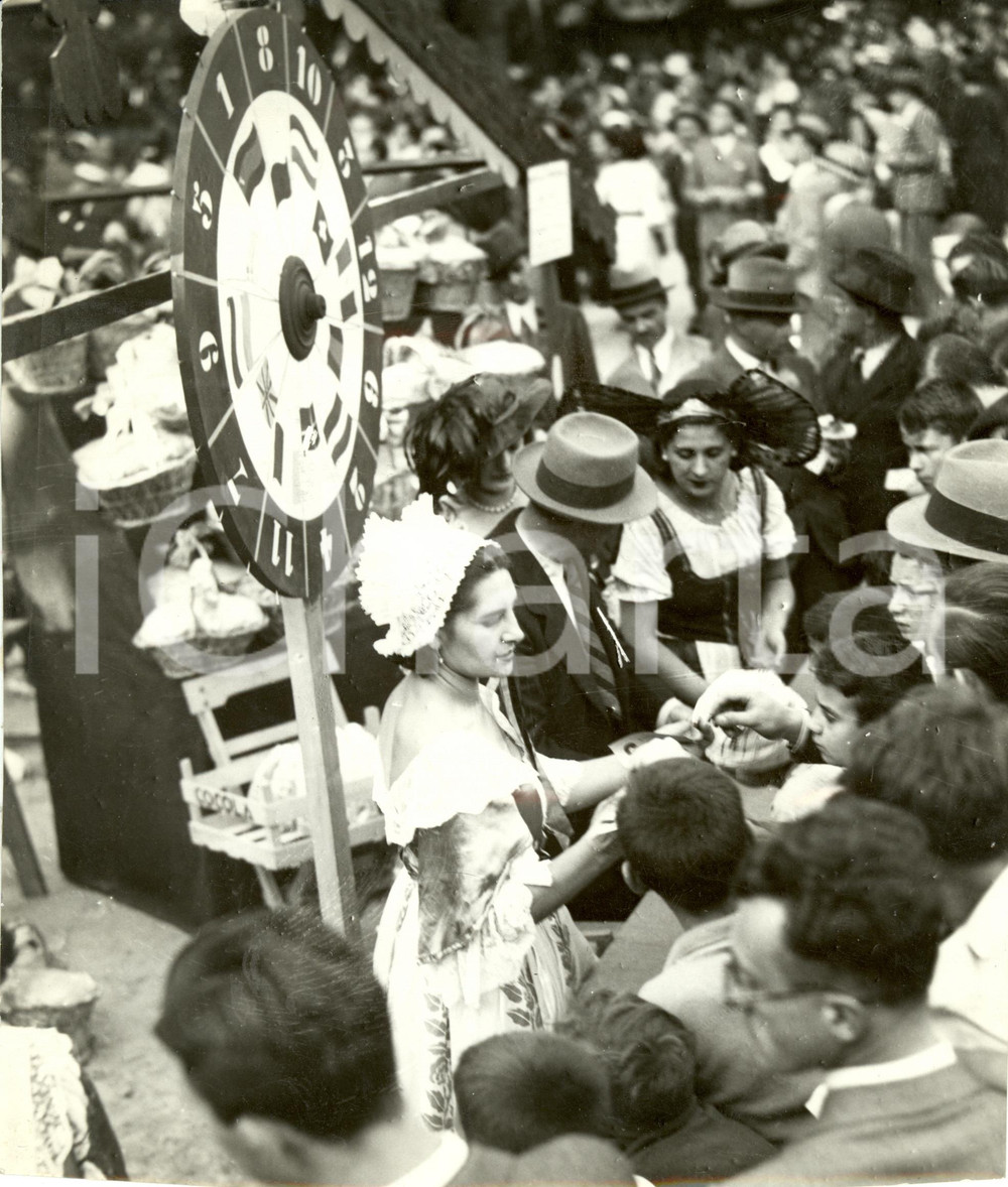 Fotografia d epoca originale 1934 MILANO FESTA dell UVA  Donne in costumi tradizionali alla lotteria Foto 1