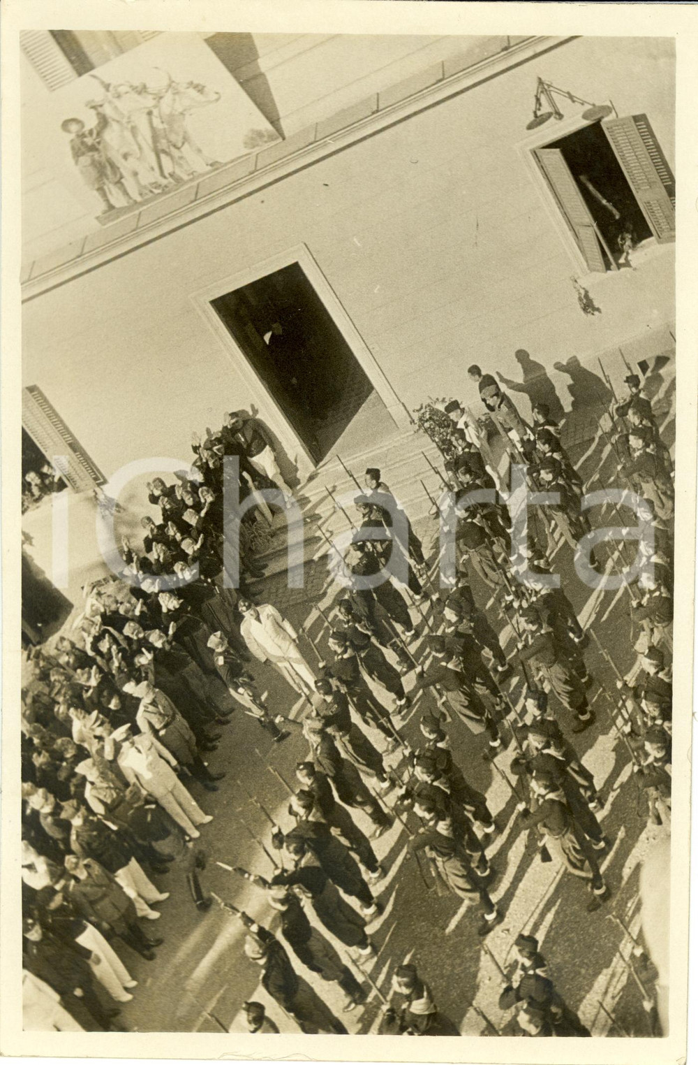 Fotografia d epoca originale 1937 ROMA Il Duce visita il Campo ROMA con giovani Fascisti schierati Foto 1