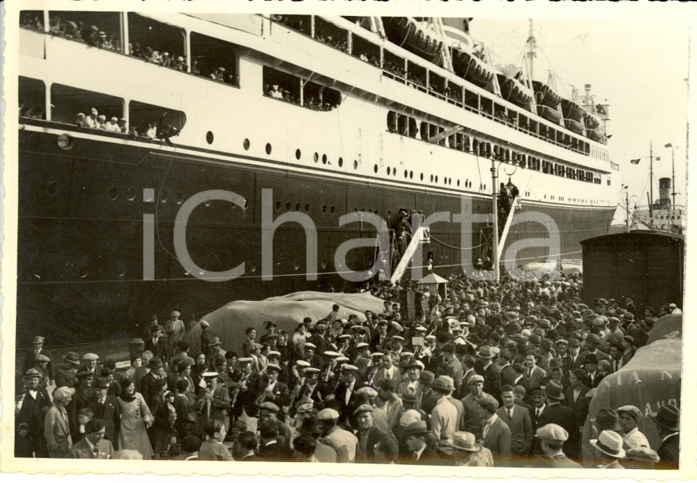 Fotografia d epoca originale 1933 BRINDISI Crocieristi MILANESI sbarcano accolti da banda Fotografia 1