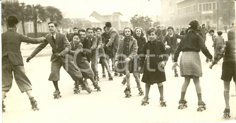 Fotografia d epoca originale 1939 MILANO Piazza LEONARDO DA VINCI Ragazzi sui pattini a rotelle Fotografia 1