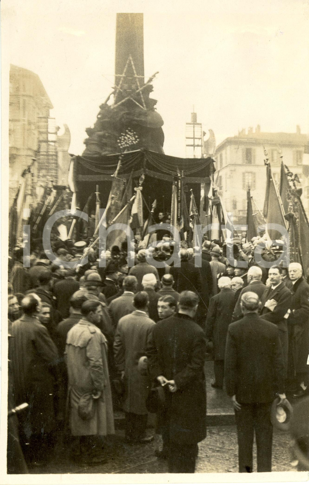 Fotografia d epoca originale 1935 ca MILANO Annuale CINQUE GIORNATE Cerimonia bandiere Porta VITTORIA Foto 1