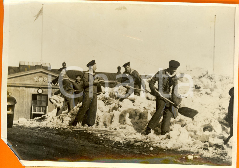 Fotografia d epoca originale 1937 STOCCOLMA Svezia Marinai in divisa spalano la neve Foto DANNEGGIATA 1