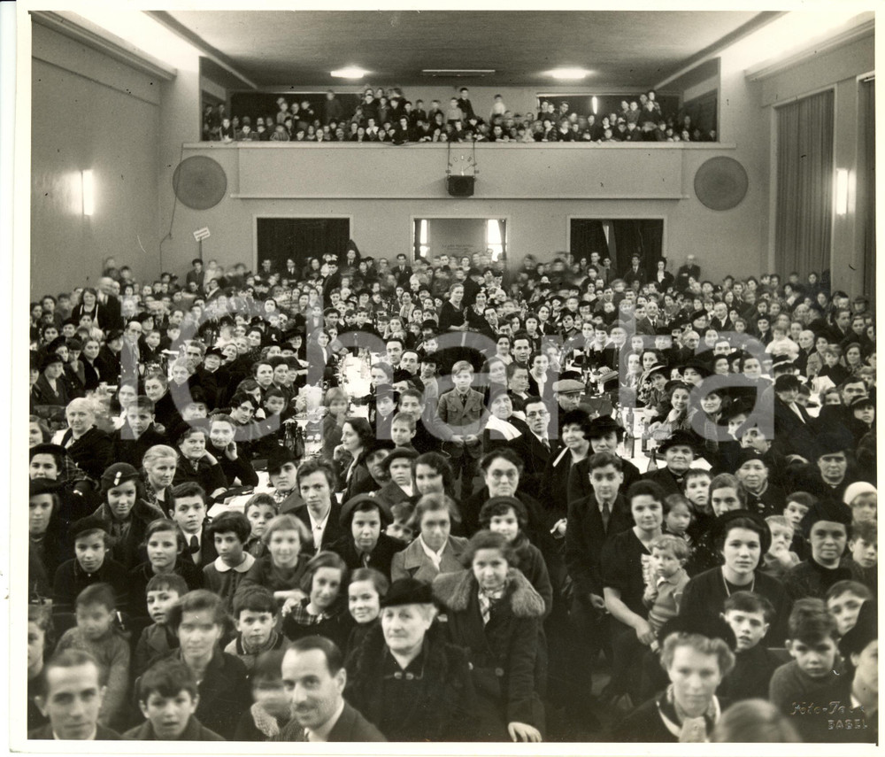 Fotografia d epoca originale 1938 BASILEA CH Famiglie durante pranzo offerto da BEFANA FASCISTA Fotografia 1