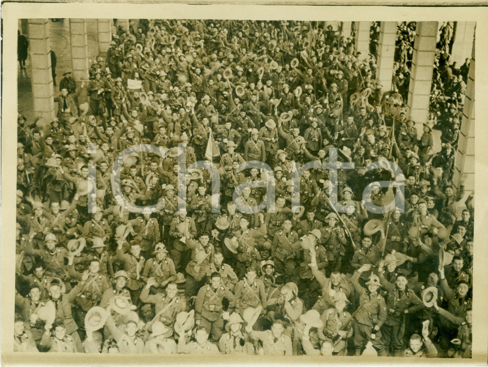 Fotografia d epoca originale 1935 GENOVA Volontari esultano in partenza per AFRICA ORIENTALE Fotografia 1