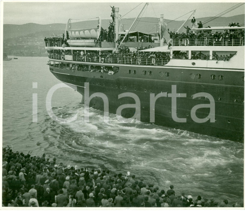 Fotografia d epoca originale 1935 TRIESTE Motonave SATURNIA salpa con 1000 operai per AFRICA ORIENTALE Foto 1