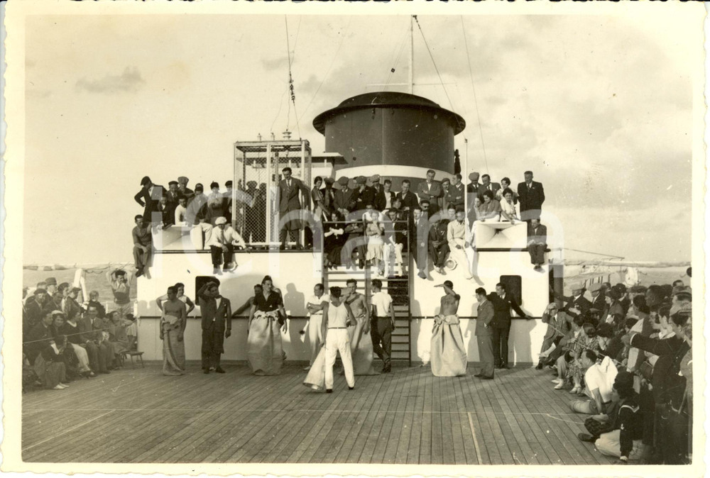 Fotografia d epoca originale 1933 BRINDISI? Crocieristi milanesi durante una gara con i sacchi Fotografia 1
