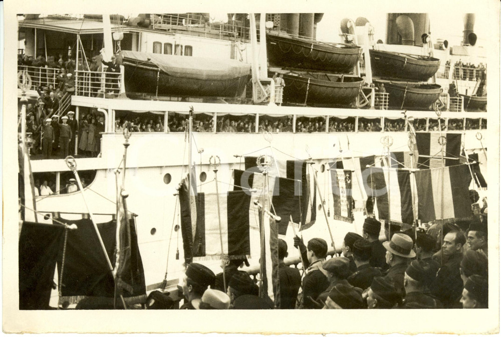 Fotografia d epoca originale 1937 GENOVA Dopolavoristi TEDESCHI arrivano al porto su piroscafo Fotografia 1