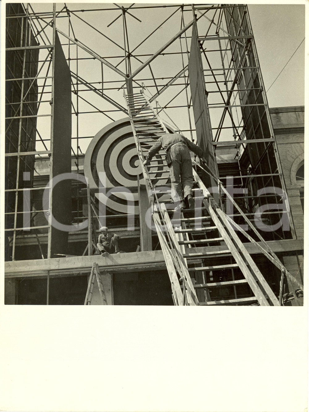 Fotografia d epoca originale 1935 MILANO Fiera Campionaria Operai lavorano per allestire un padiglione Foto 1