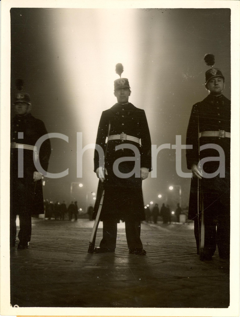 Fotografia d epoca originale 1938 PARIS F Guardie Repubblicane illuminate da Arco di Trionfo Fotografia 1