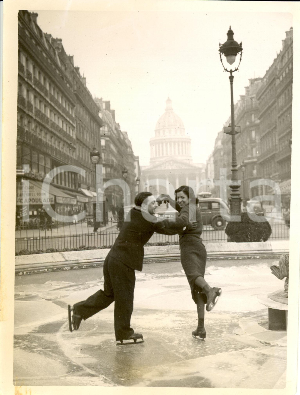 Fotografia d epoca originale 1938 PARIS F Patineurs sur glace Boulevard SAINTMICHEL CafÃ¨ CAPOULADE Photo 1