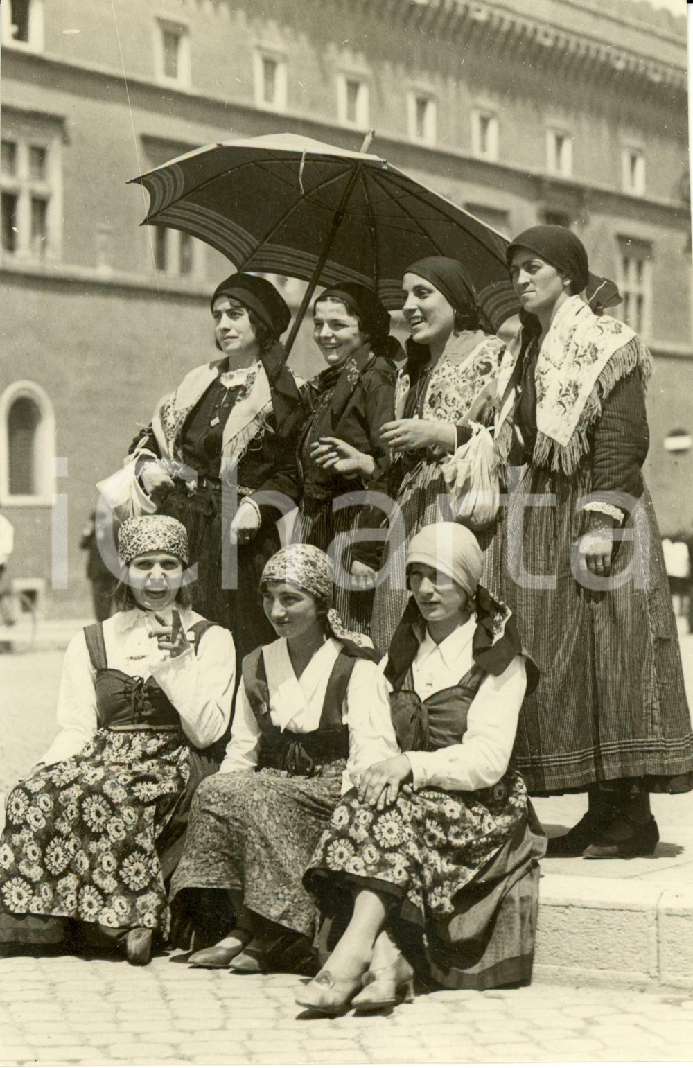 Fotografia d epoca originale 1930 ROMA Palazzo VENEZIA Gruppo di BRIANZOLE in costumi tipici Fotografia 1