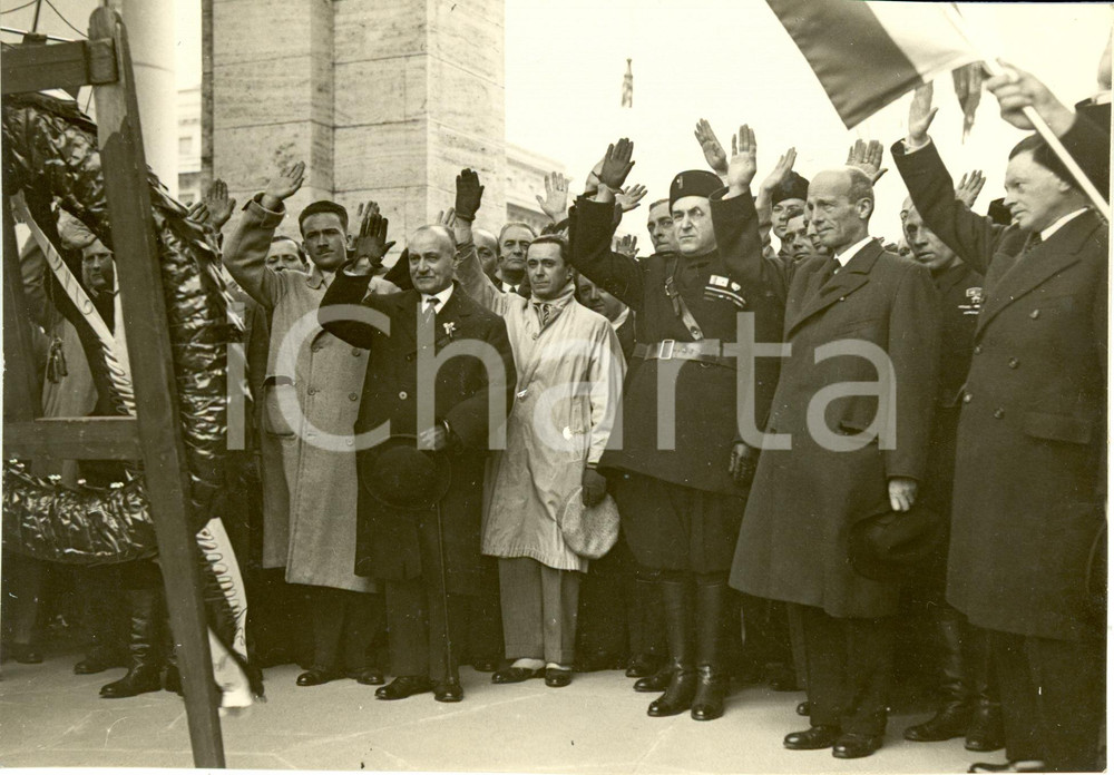 Fotografia d epoca originale 1935 GENOVA Dirigenti DOPOLAVORO MILANO depongono corona a Monumento Caduti Foto 1